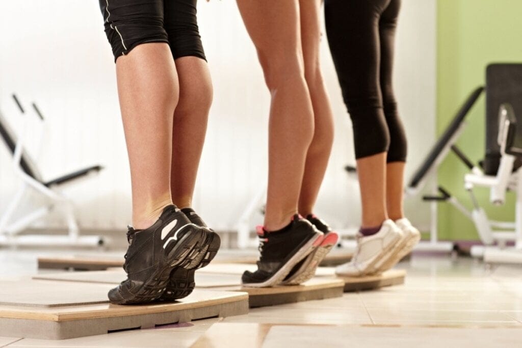 Três mulheres fazendo exercícios para panturrilha
