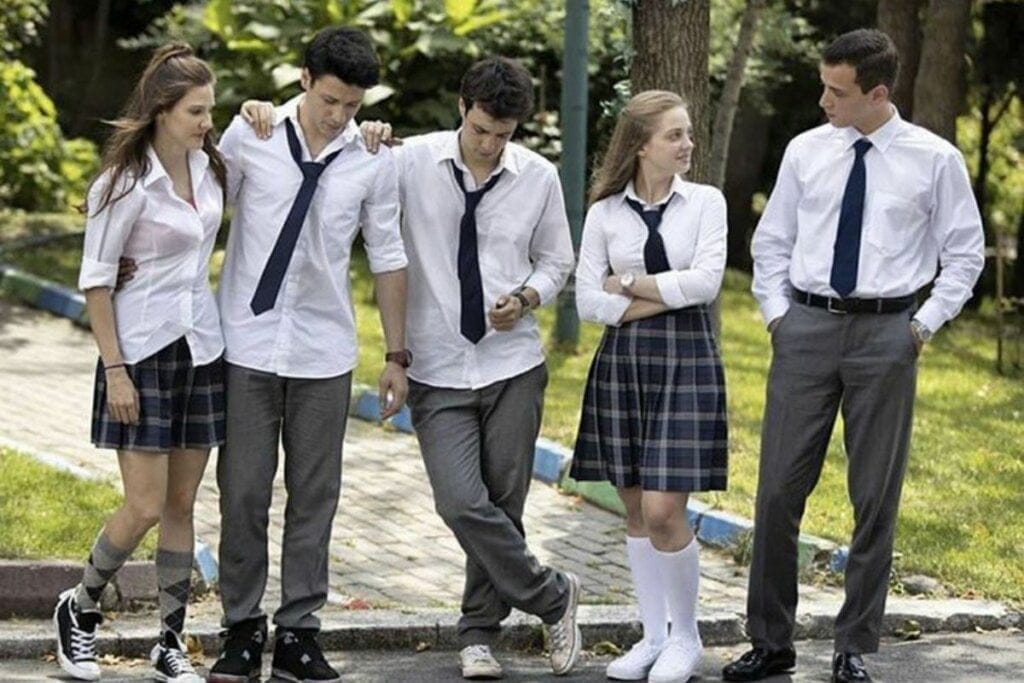 Jovens reunidos um ao lado do outro e usando uniformes escolares em cena da série " Love 101"