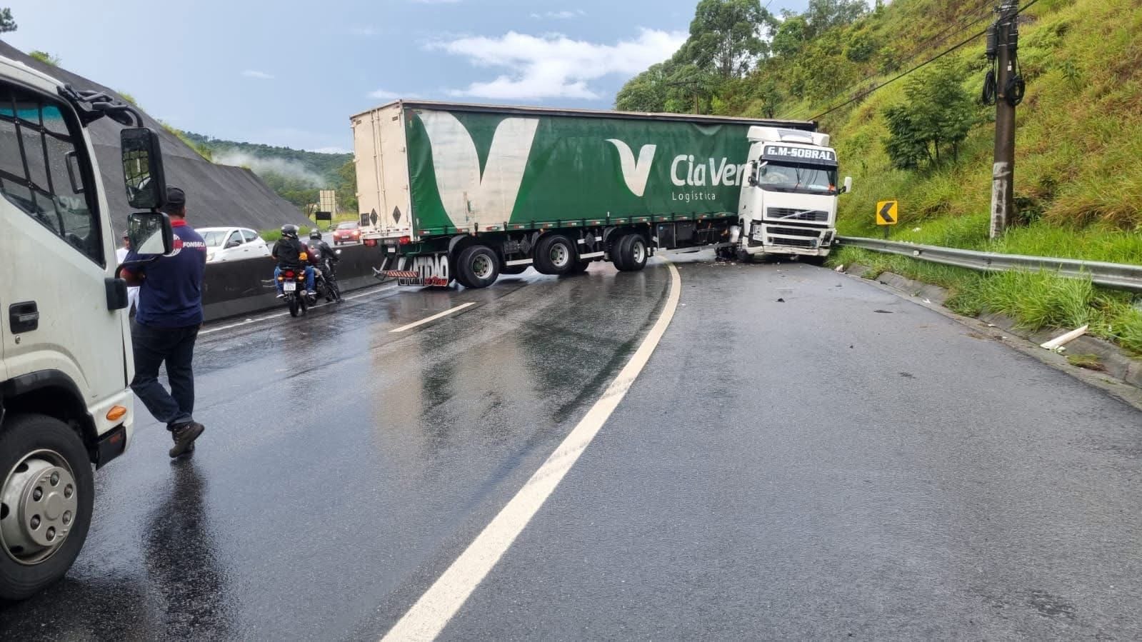 Carreta perde o controle e interdita Mogi-Dutra nesta sexta-feira