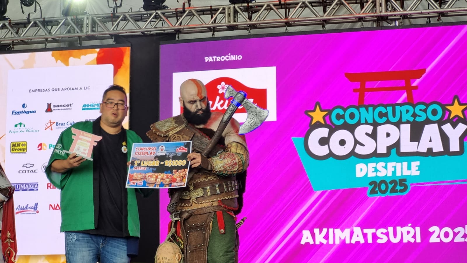 Filho ajudou pai na escolha de personagem do cosplay vencedor do concurso do Akimatsuri