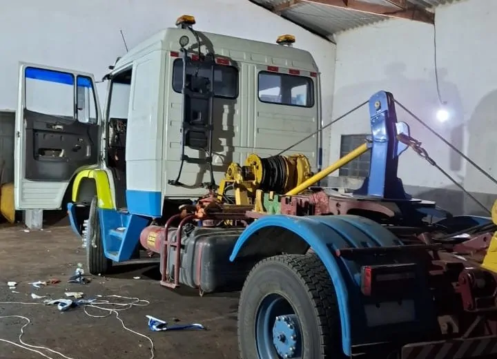 Polícia Militar descobre desmanche em sítio de Santa Isabel após roubo de caminhão