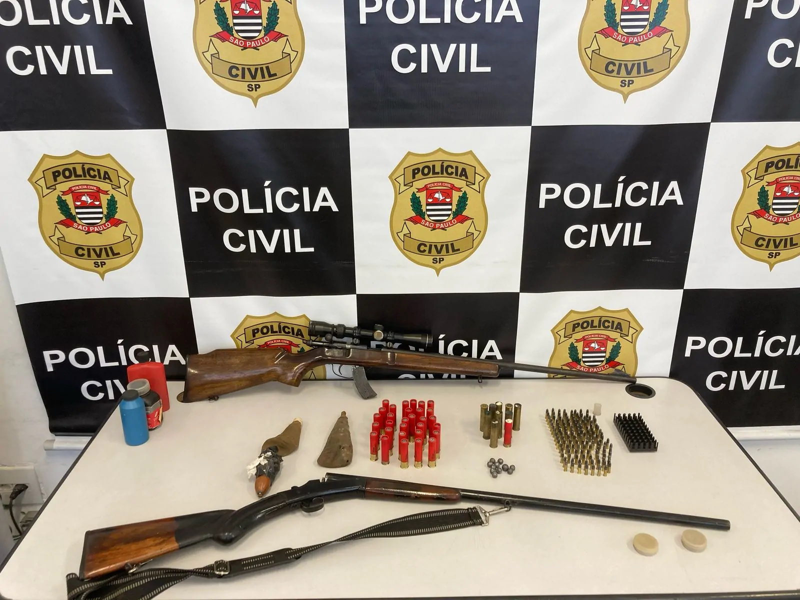 Suspeito de homicídio é encontrado em forro de casa, em Suzano