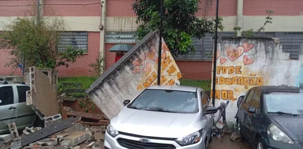 Muro de escola estadual desaba após forte chuva em Itaquaquecetuba