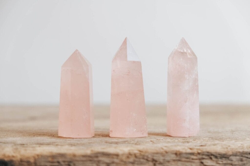 Três cristais quartzo rosa um ao lado do outro