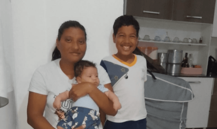 Apesar das dificuldades causadas durante o parto, Ivani cuida dos dois filhos | Acervo Pessoal.