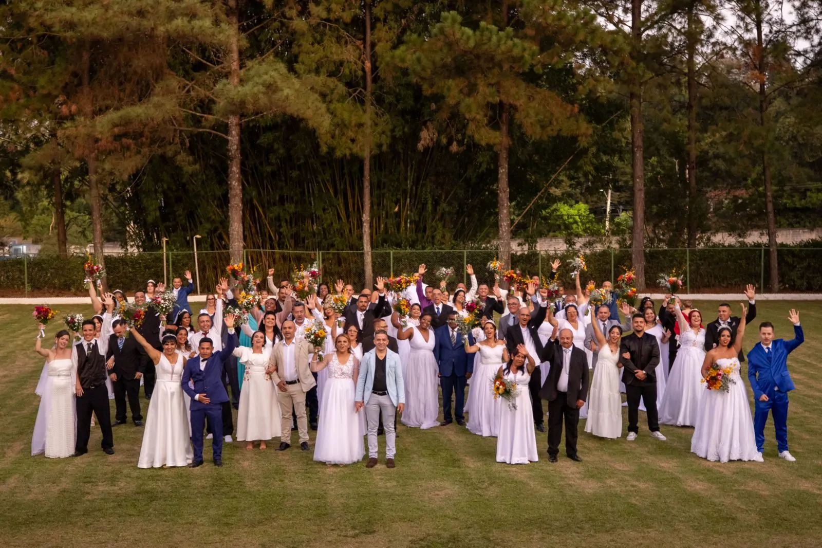 Veja como foi o casamento comunitário que reuniu 40 casais em Itaquaquecetuba