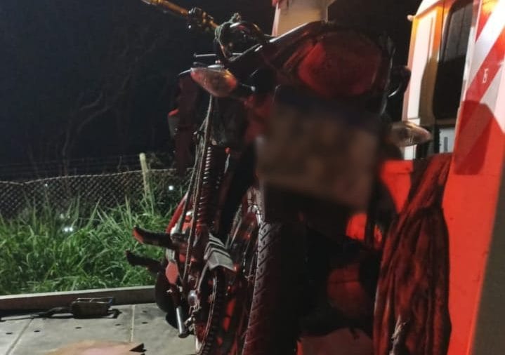 Homem sem habilitação foge da PM, cai durante perseguição e é detido em Santa Isabel