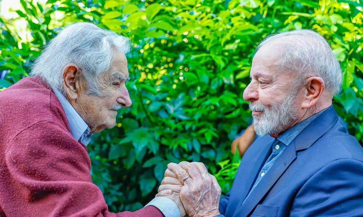 Lula participa do funeral de Pepe Mujica, ex-presidente do Uruguai