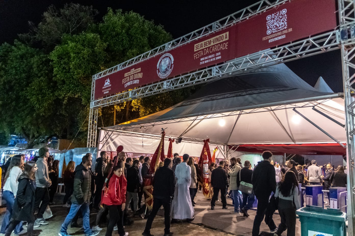 Fundo Social doa 100 litros de óleo para reduzir custo da cozinha solidária da Festa do Divino