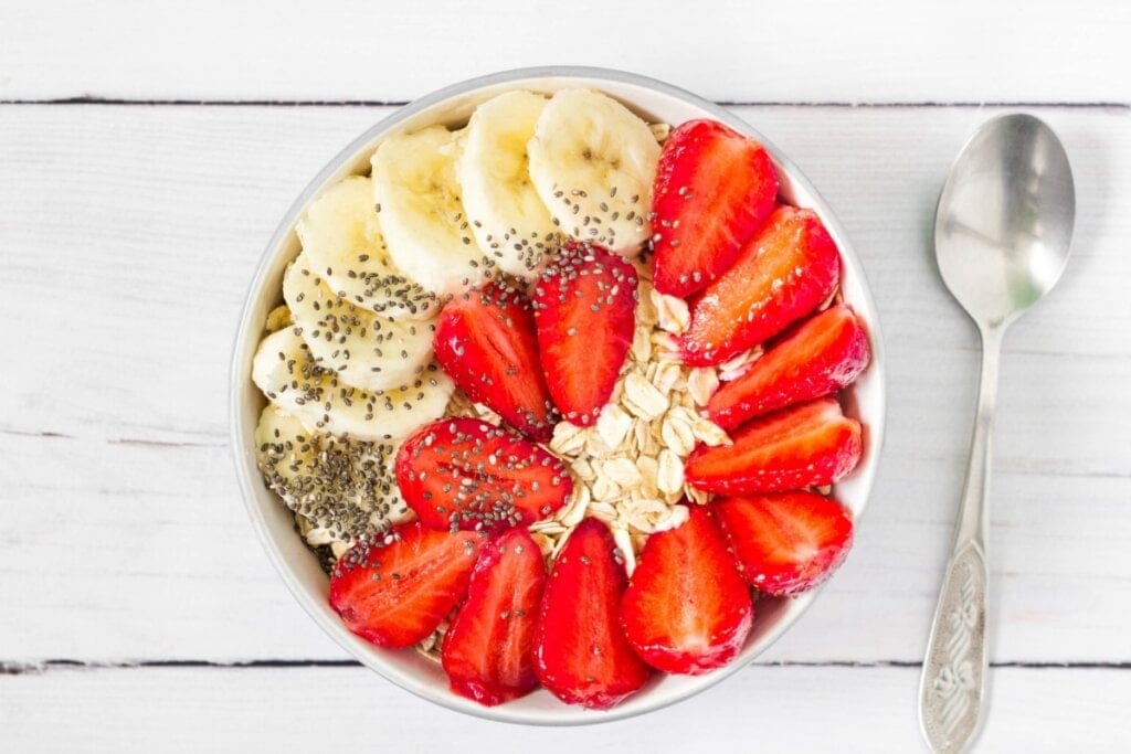Bowl proteico com morango, banana, chia, aveia e iogurte proteico