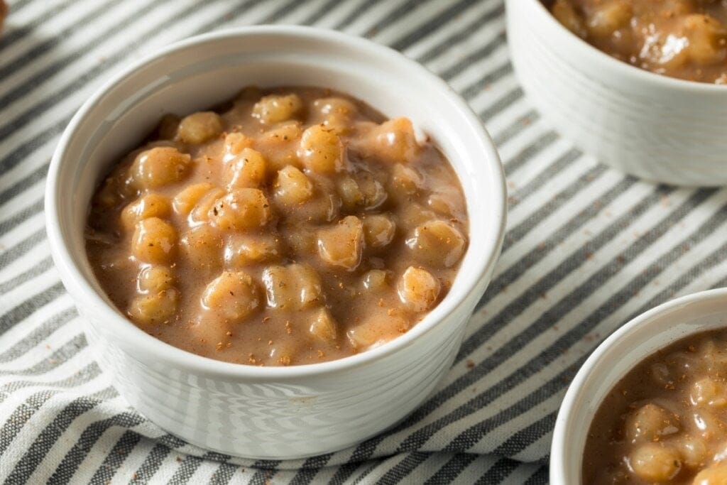 Canjica de paçoca em um recipiente branco de vidro