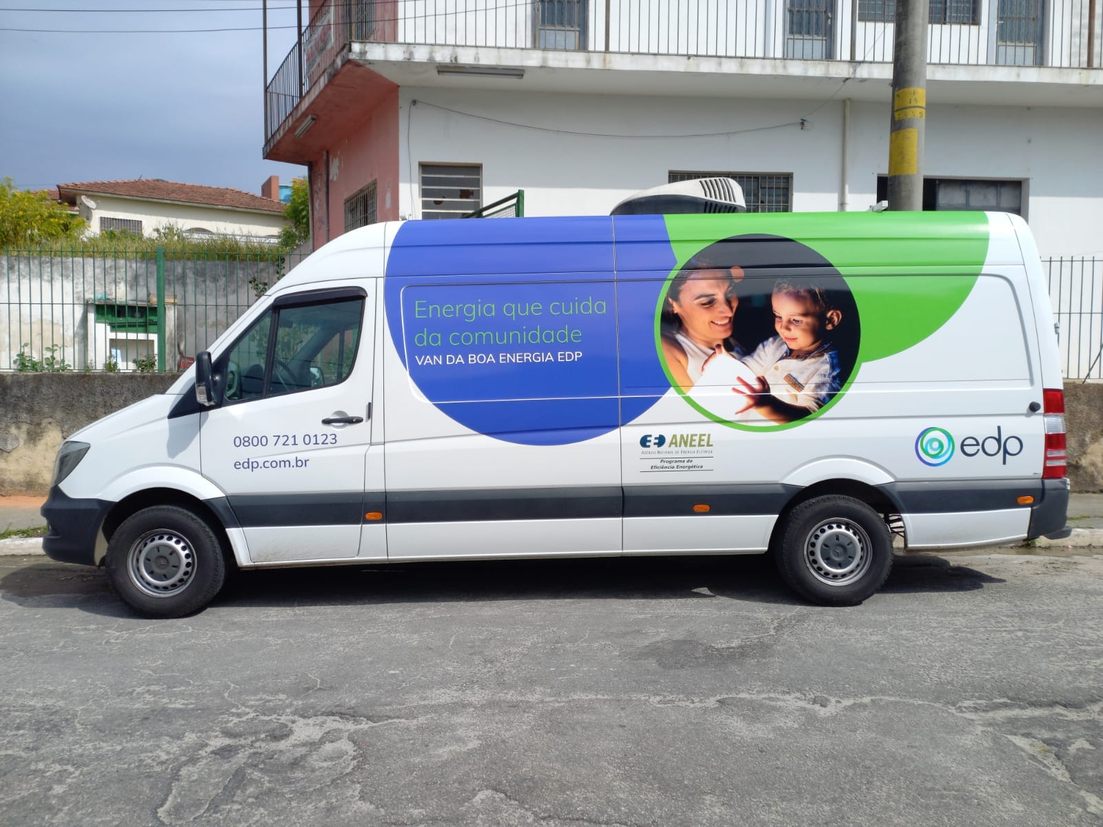 Moradores de Itaquá podem trocar lâmpadas comuns por modelos de LED; saiba como participar