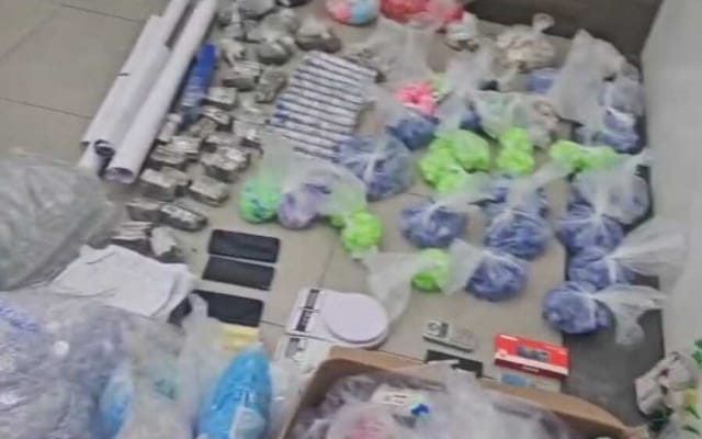PM prende três suspeitos e apreende mais de 3,7 mil porções de drogas em Mogi