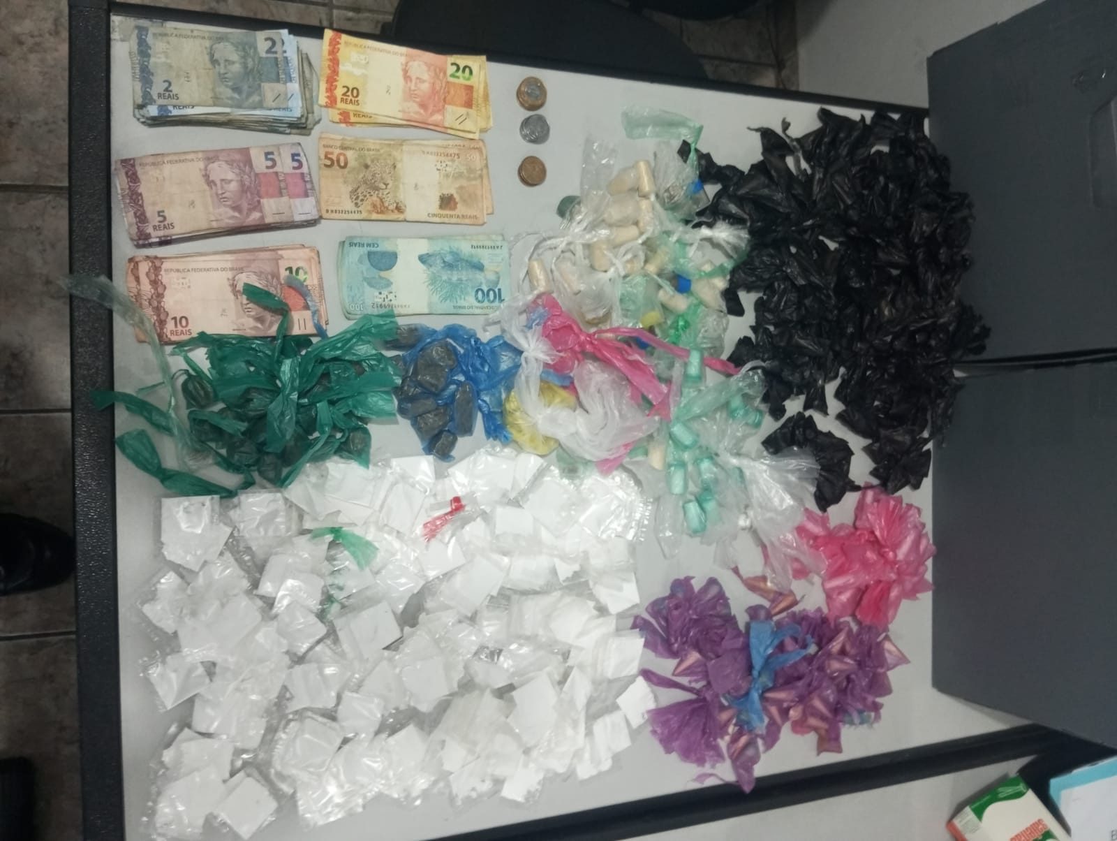 Polícia prende mãe e filhas com quase 700 porções de drogas em Itaquaquecetuba