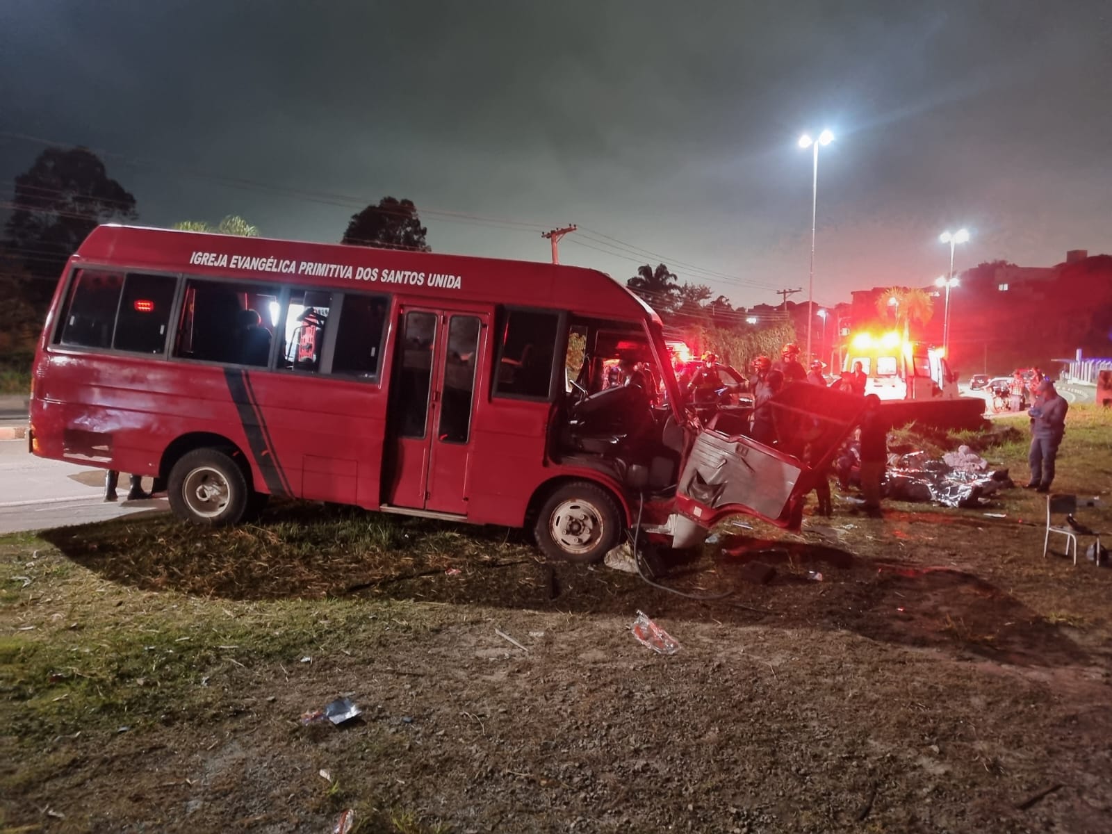 Acidente com micro-ônibus na Mogi-Dutra deixa 14 pessoas feridas, duas em estado grave
