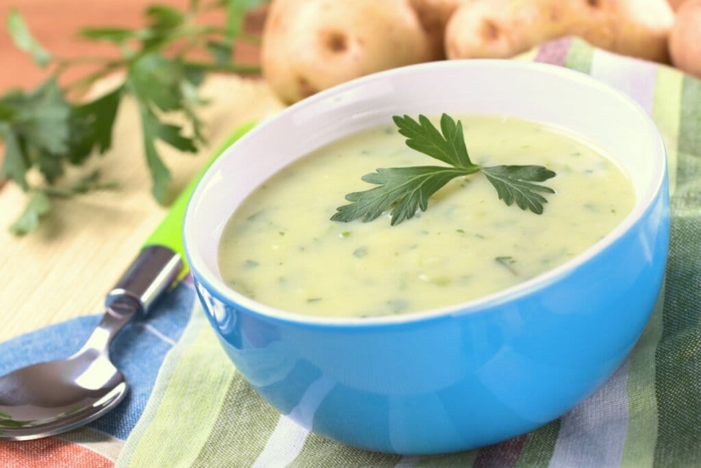 6 receitas de sopas cremosas para espantar o frio