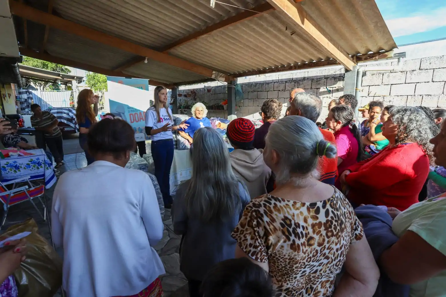 Fundo Social de Mogi entrega roupas e cobertores em César de Souza e no Botujuru
