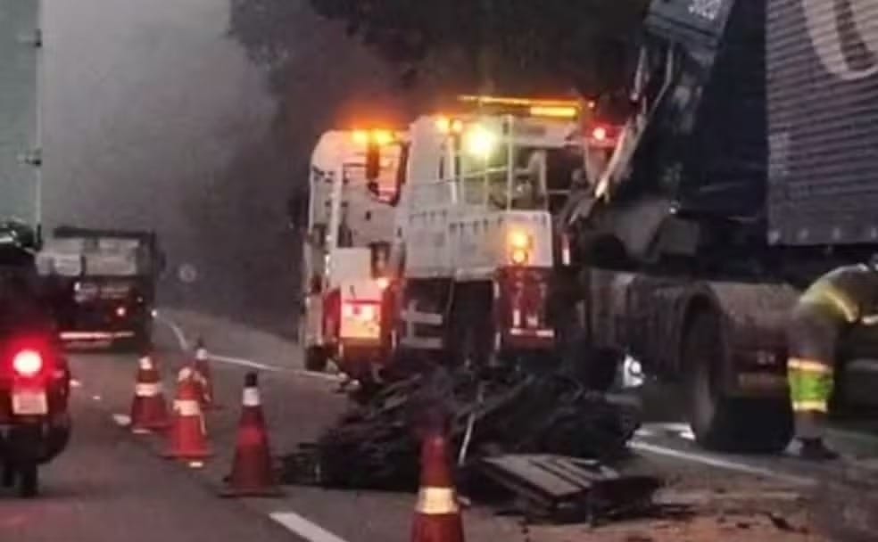 Carretas colidem na Dutra, em Arujá, e causam congestionamento