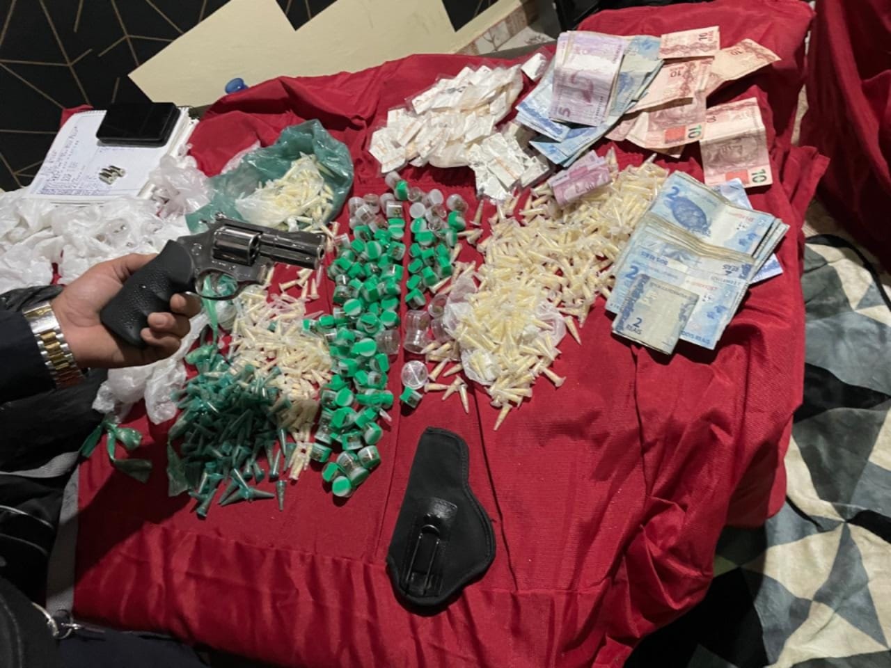 GCM de Itaquá e Polícia Civil desmantelam 'casa bomba' com 3 mil porções de drogas