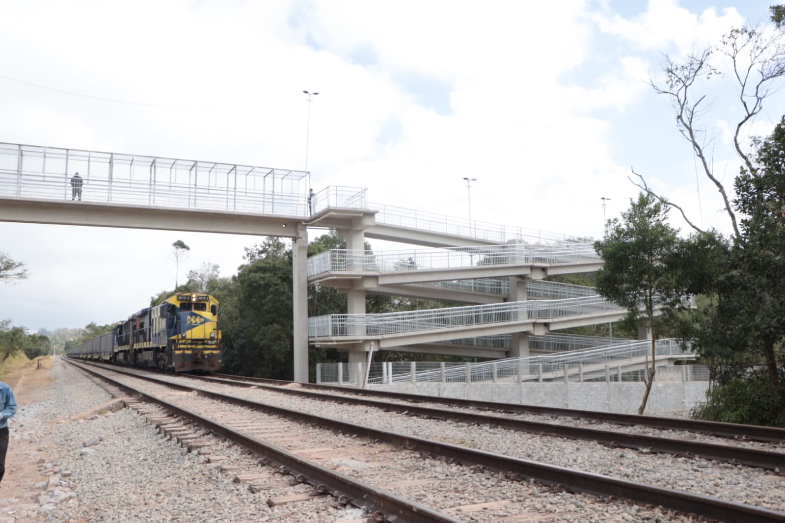 Obras da passarela sobre a linha férrea são concluídas na Estância Americana, em Suzano