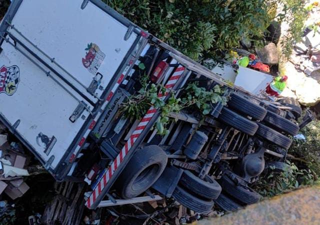 Caminhão cai de ponte na Mogi-Bertioga e motorista fica em estado grave 