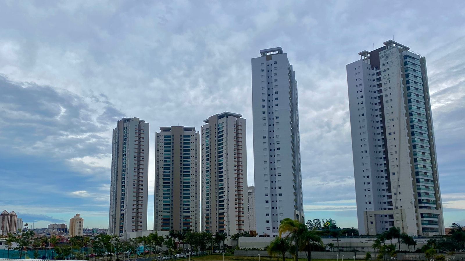Chegada de frente fria provoca rajadas de vento em Mogi das Cruzes