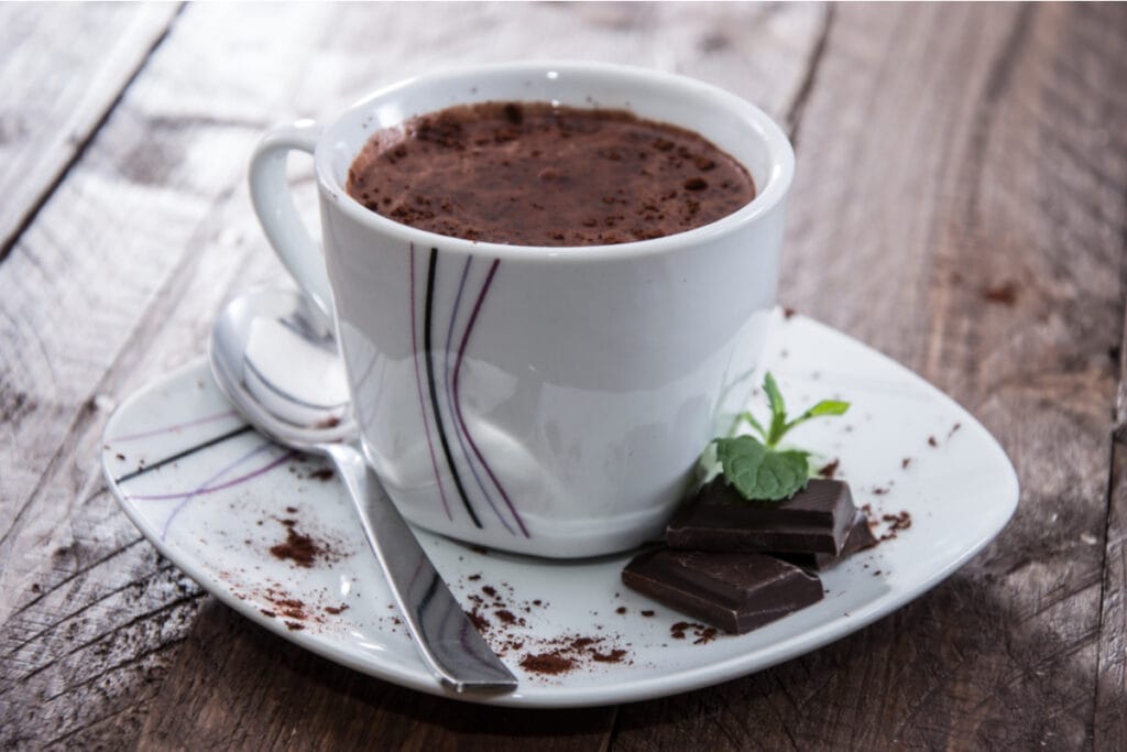 7 receitas de chocolate quente cremoso para fazer em casa
