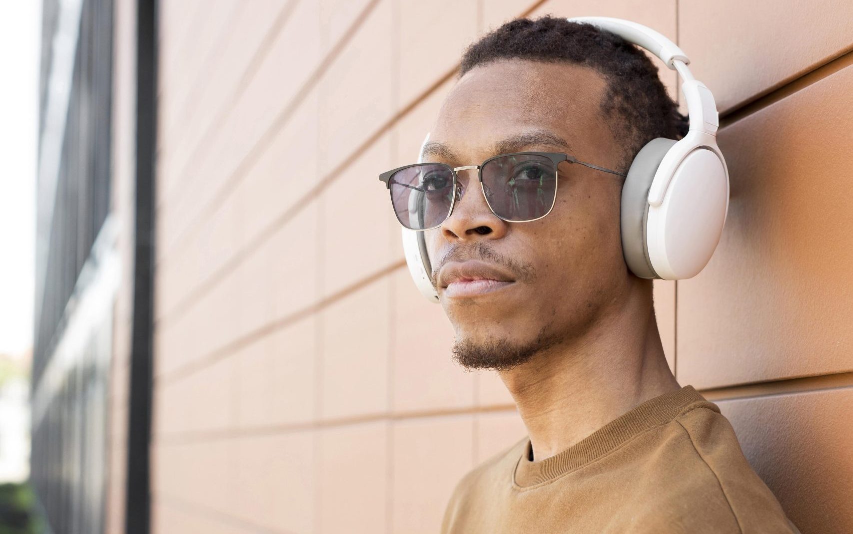 Médica ensina como utilizar fones de ouvido sem prejudicar a audição