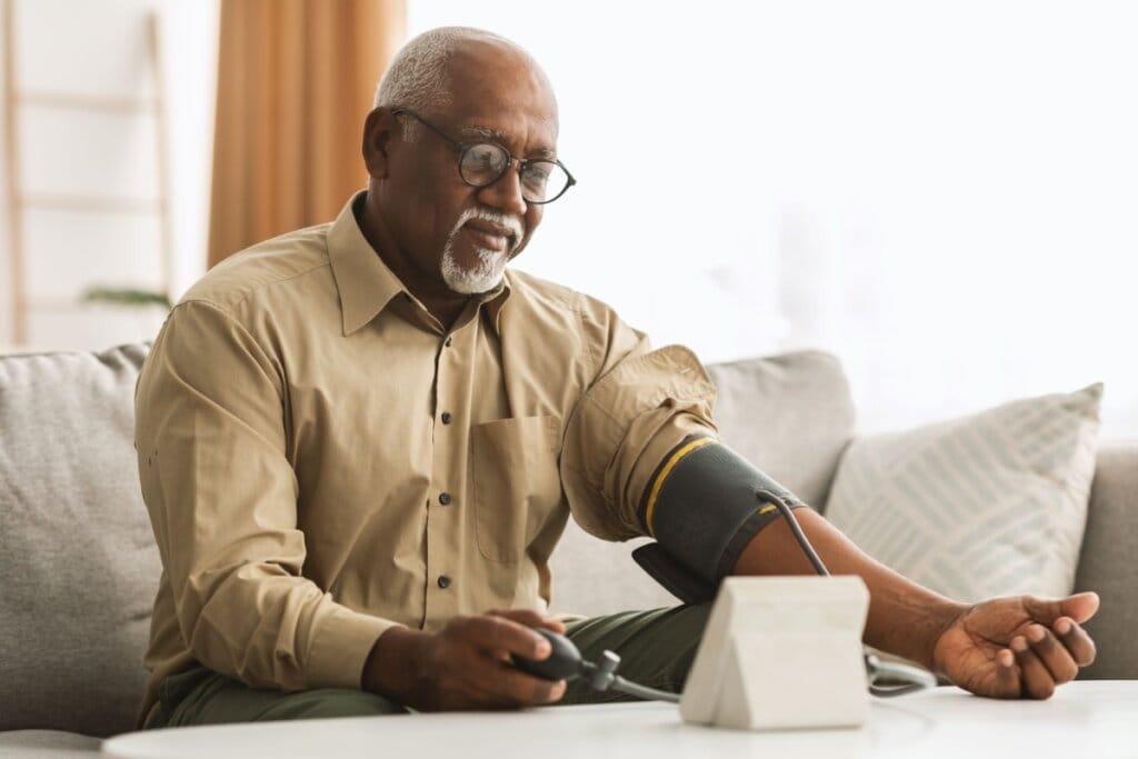 Homem medindo a pressão arterial