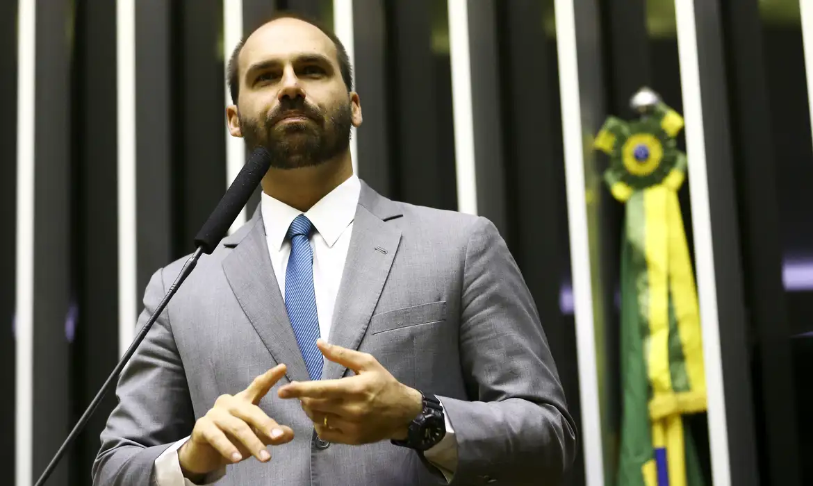 PF determina retorno imediato de Eduardo Bolsonaro a cargo de escrivão