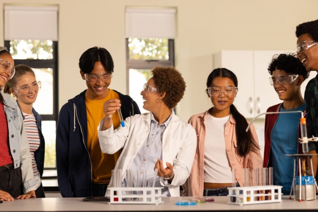 Professora ensinando química para alunos em um laboratório
