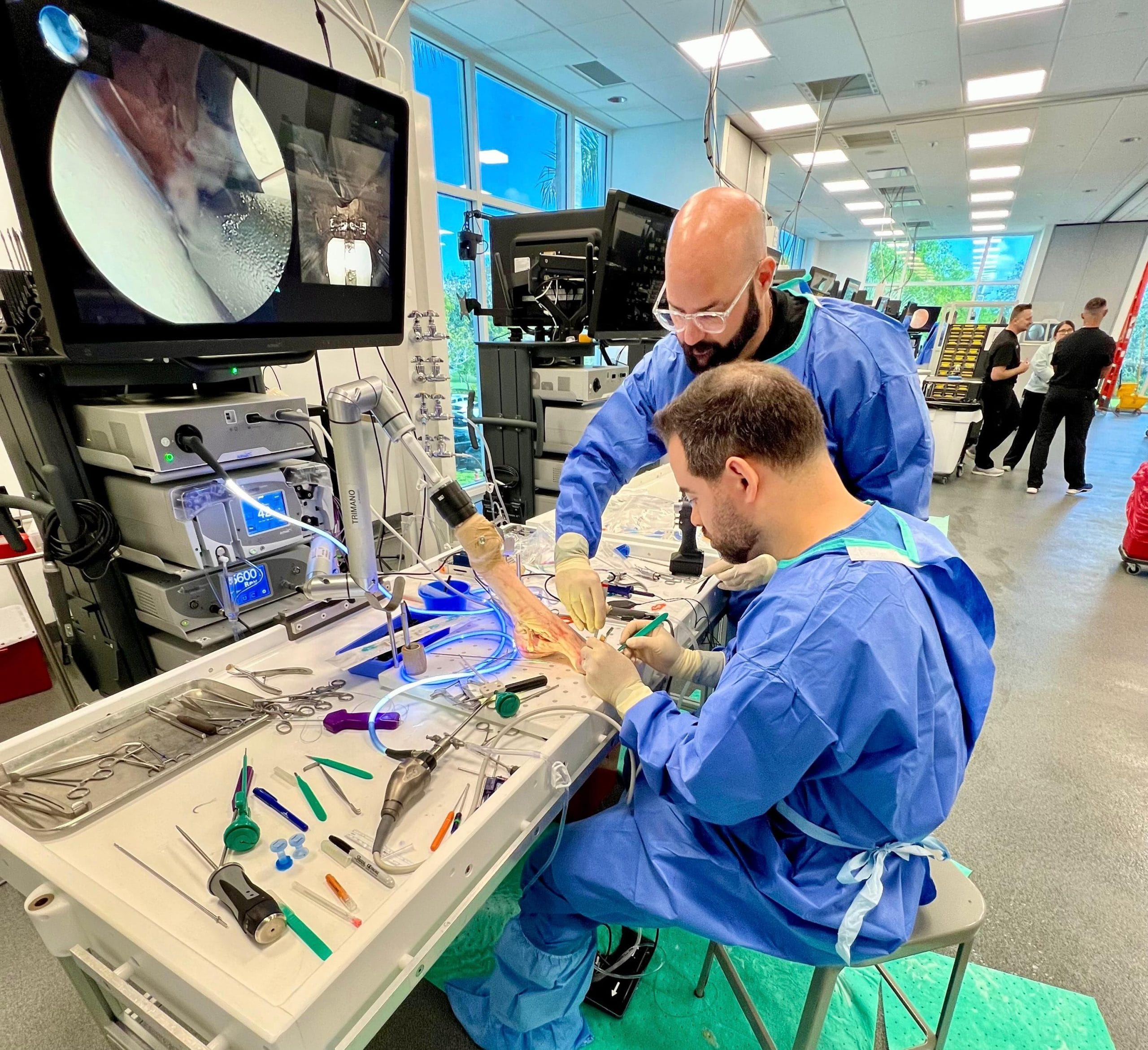 Ortopedista do Imot passa por capacitação de cirurgia menos invasiva de pé e tornozelo no maior centro de treinamento do mundo