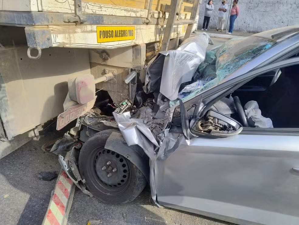 Acidente entre carro e caminhão interdita trecho da Dr. Prudente de Moraes, em Suzano