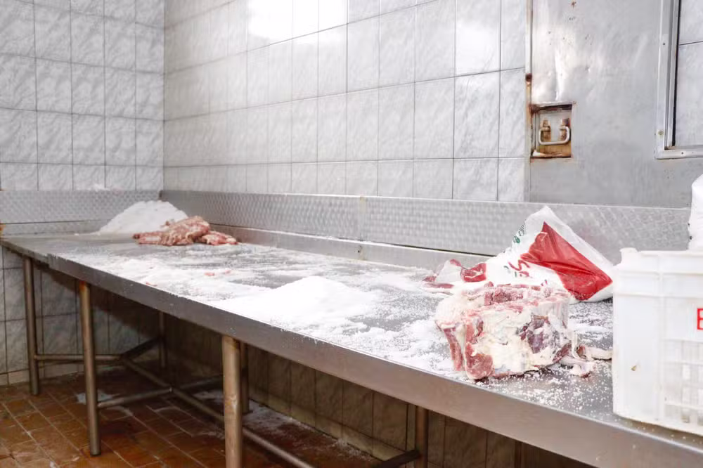 Vigilância Sanitária de Suzano fecha comércio clandestino de carnes na Vila Fátima