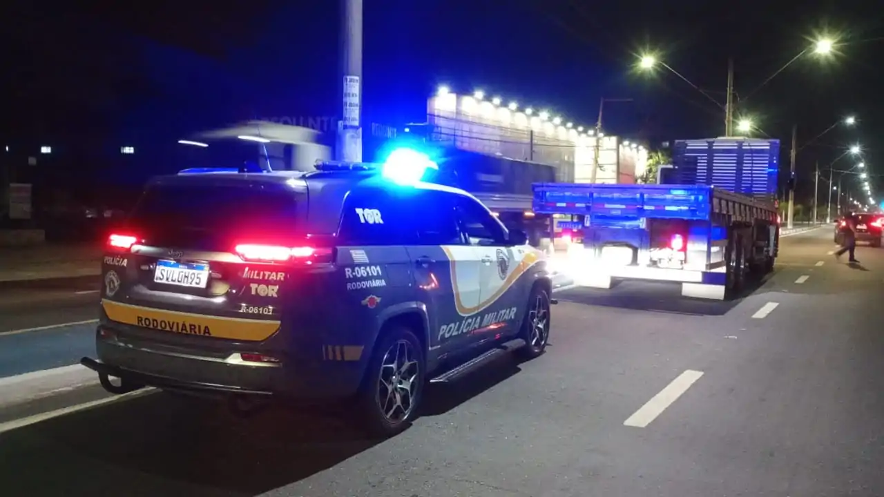 Caminhão roubado em Osasco é recuperado em Poá e três suspeitos são presos