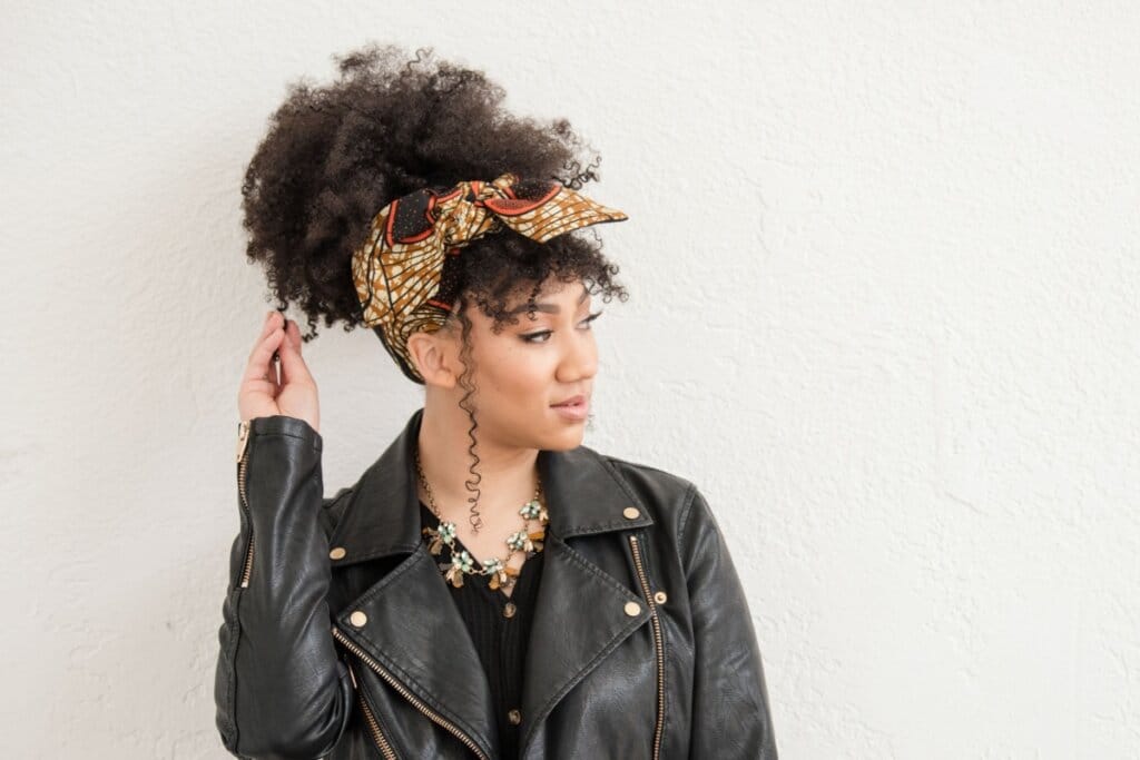 7 penteados para valorizar cabelos cacheados e crespos