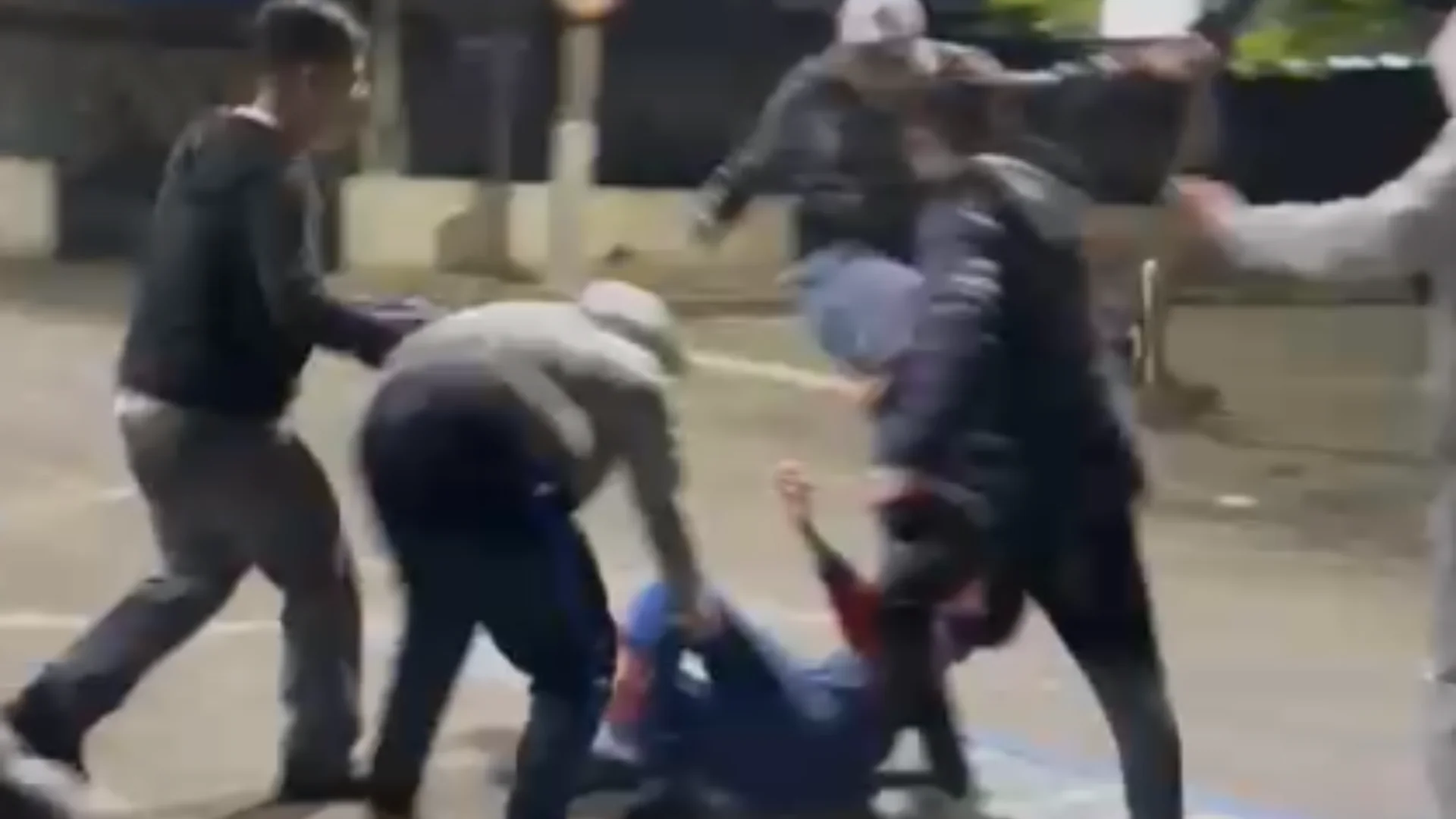 Vídeo: bate-boca termina em briga generalizada na Praça do Coreto, em Arujá