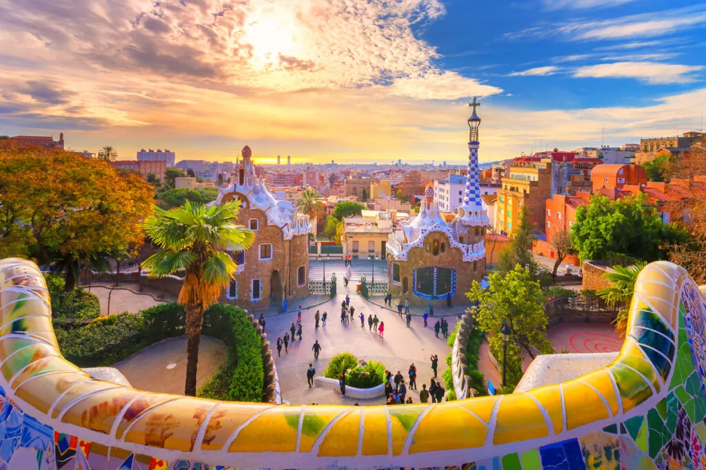 Imagem panorâmica da cidade de Barcelona vista do Parque Güell no fim de tarde