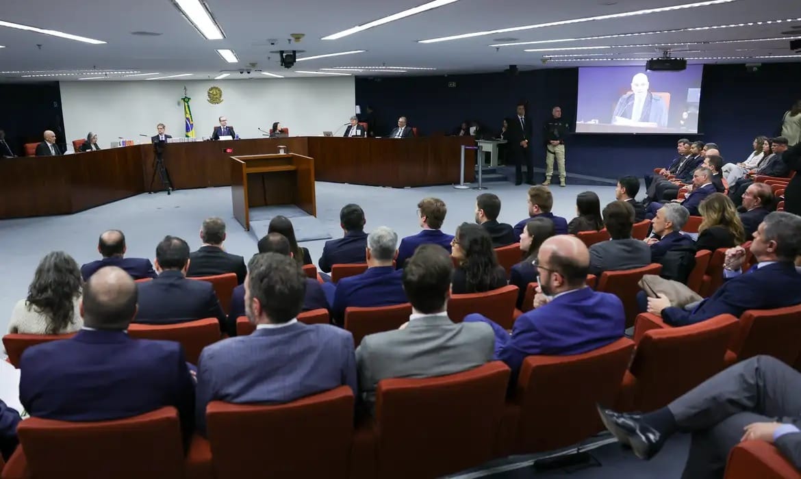 Saiba como foi o 1º dia do julgamento de Bolsonaro e mais sete réus