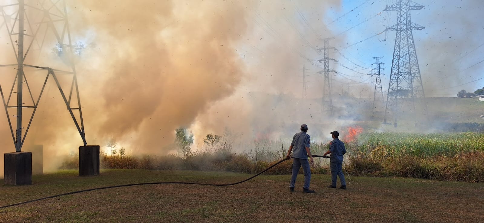 Incêndio atinge mata próxima ao Condomínio Real Park, em Mogi