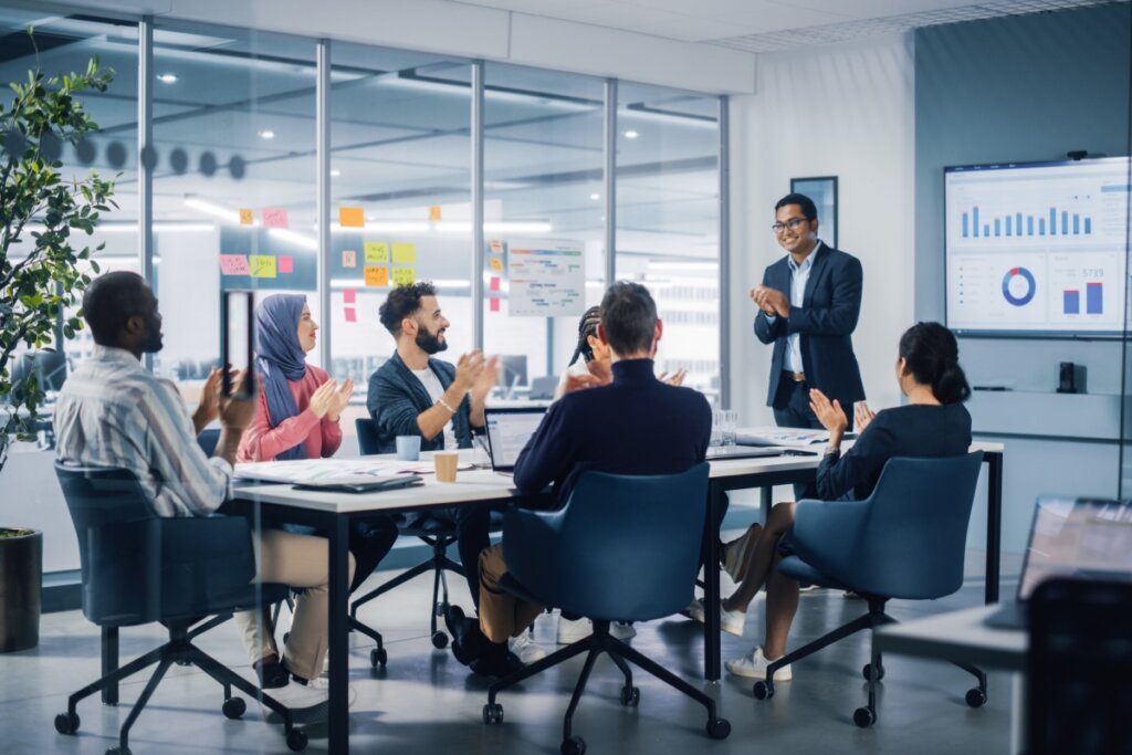 Grupo de pessoas realizando treinamento em escritório de segurança de dados