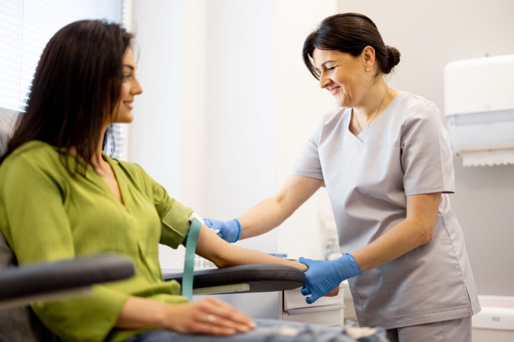 Enfermeira fazendo exame de sangue em uma mulher 