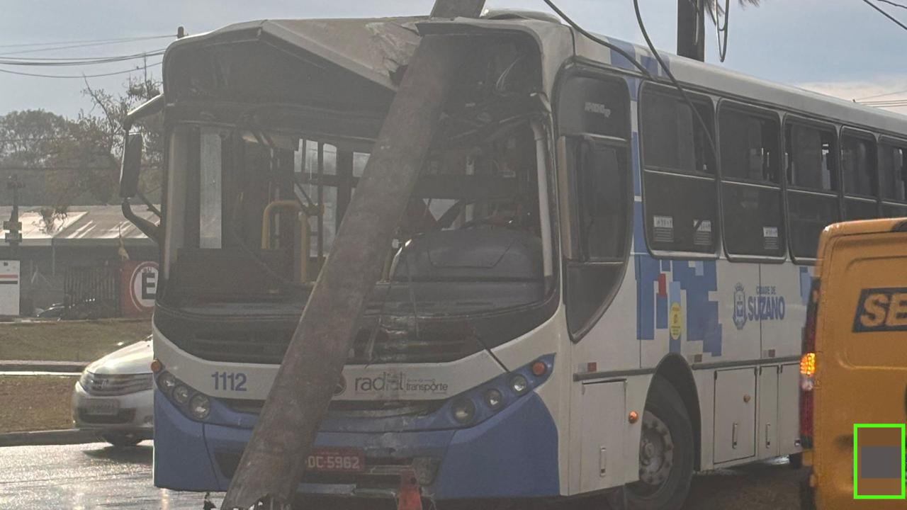 Ônibus bate em poste e deixa motorista ferido em Suzano; vídeo