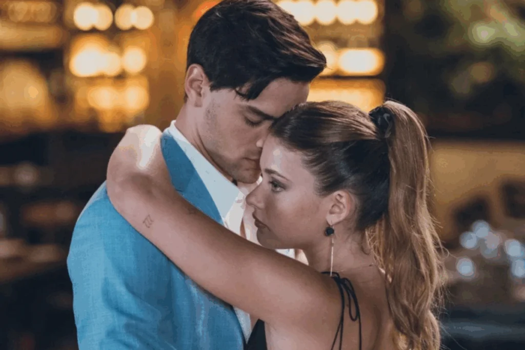 Cena do filme "Nossa Culpa" mostrando um casal, composto por um homem e uma mulher, abraçado