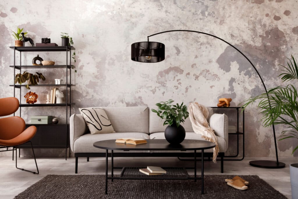 Sala de estar com estilo industrial com tons neutros 