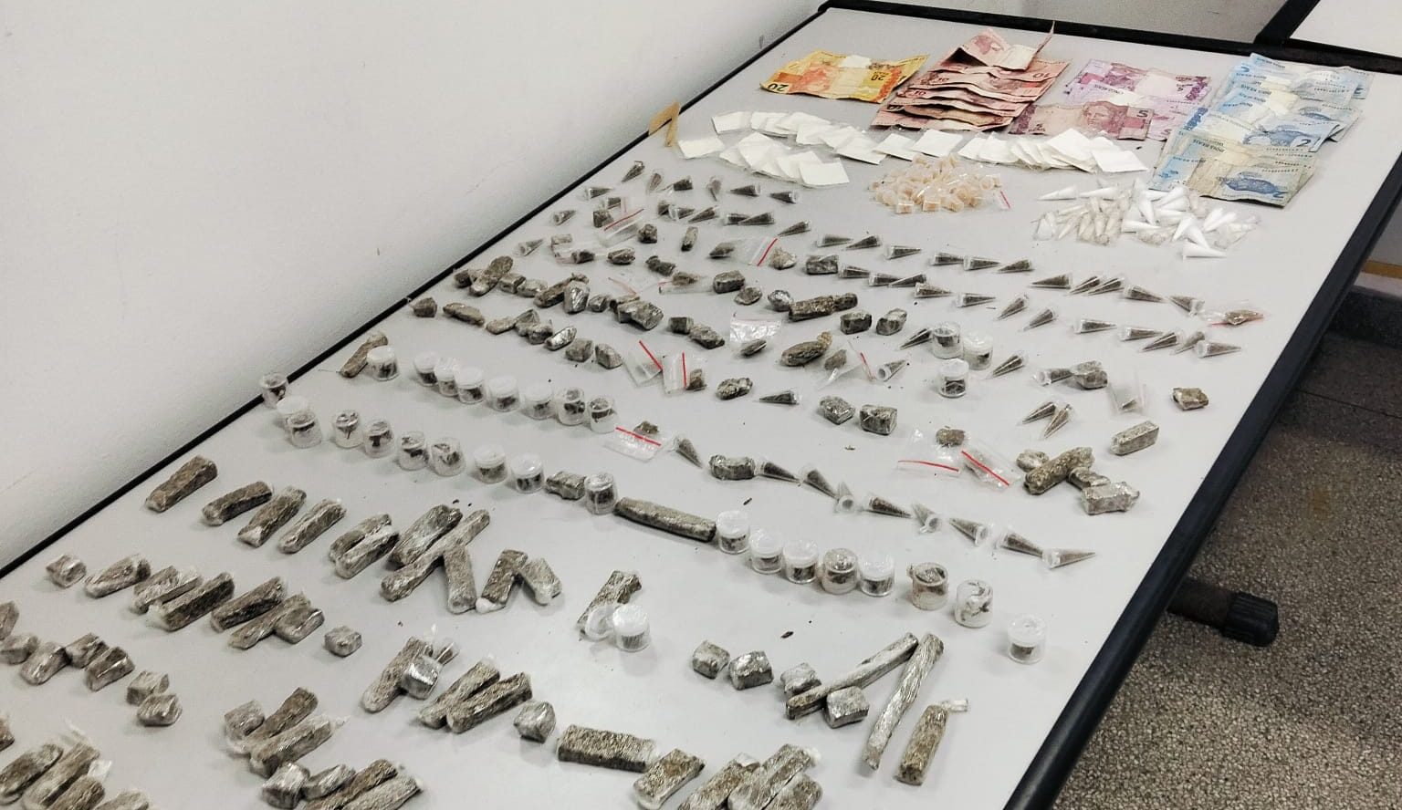 GCM apreende mais de 600 porções de drogas e detém quatro suspeitos