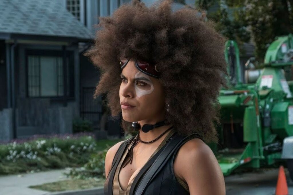 Zazie Beetz como Domino em "Deadpool 2", usando cabelo afro solto e com volume 