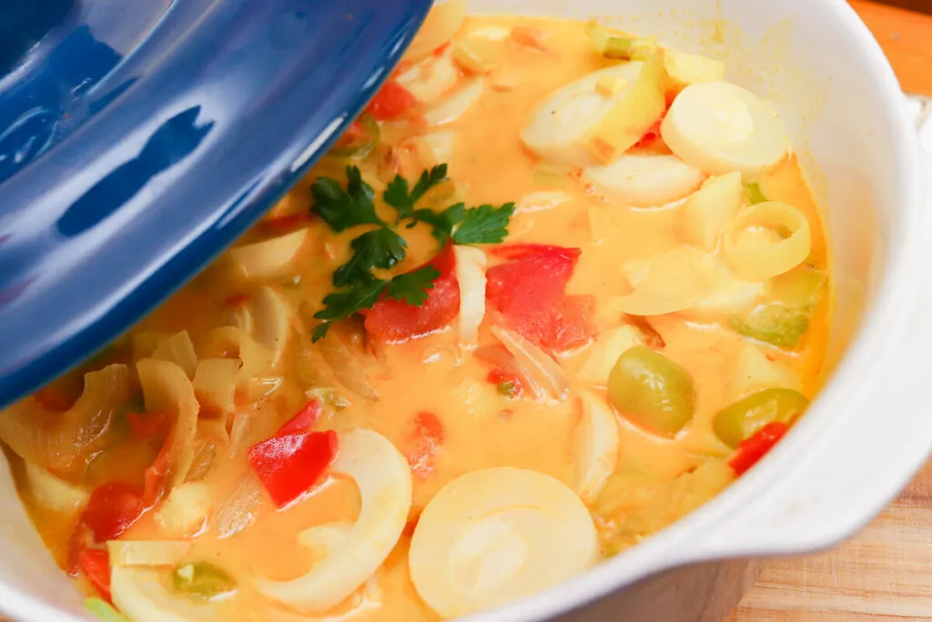 Panela branca com moqueca de palmito