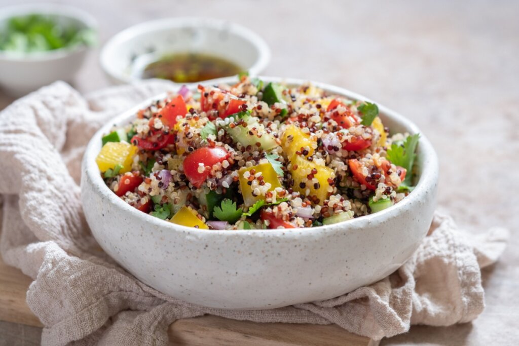 Tabule de quinoa fresca com tomate, pimentão e pepino