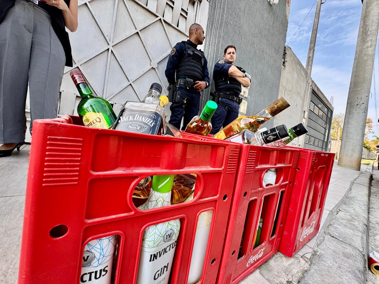 Prefeitura de Mogi das Cruzes apreende 390 garrafas de bebidas sem nota fiscal em adega